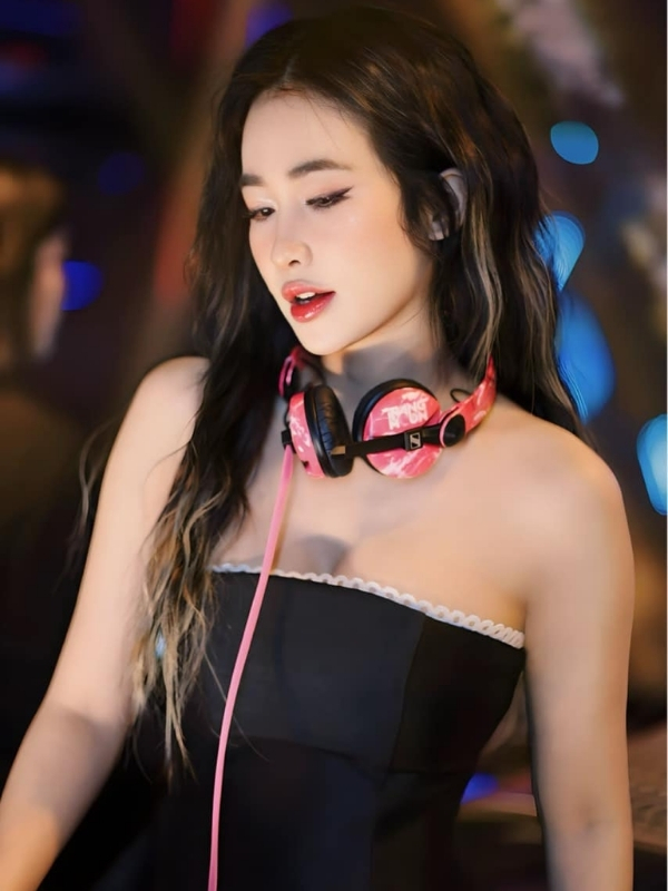 Nữ DJ quyến rũ trong trang phục đen đầy cuốn hút.