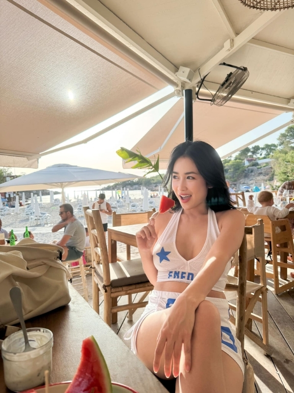 DJ Trang Moon tạo dáng trẻ trung, tự tin.