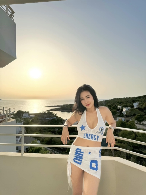 Vẻ đẹp dịu dàng bên khung cảnh hoàng hôn lãng mạn.