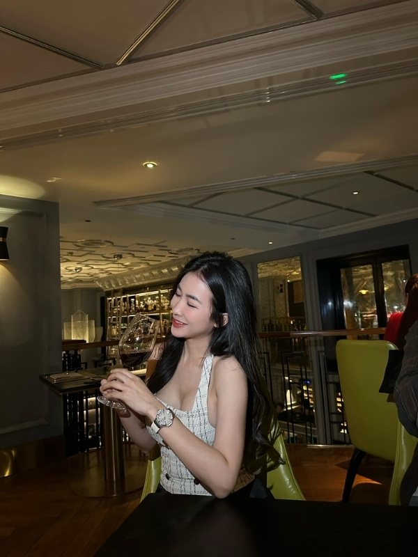 Phong cách thanh lịch, cuốn hút của nữ DJ.