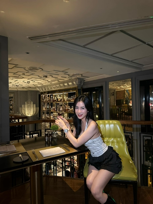 DJ Trang Moon trẻ trung trong không gian sang trọng.