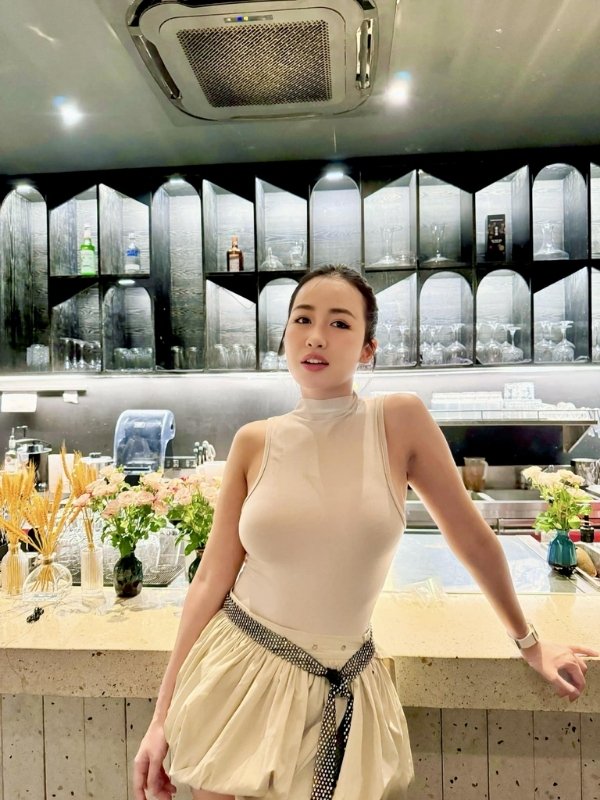 Trang Moon dịu dàng trong chiếc váy trắng tinh khôi.