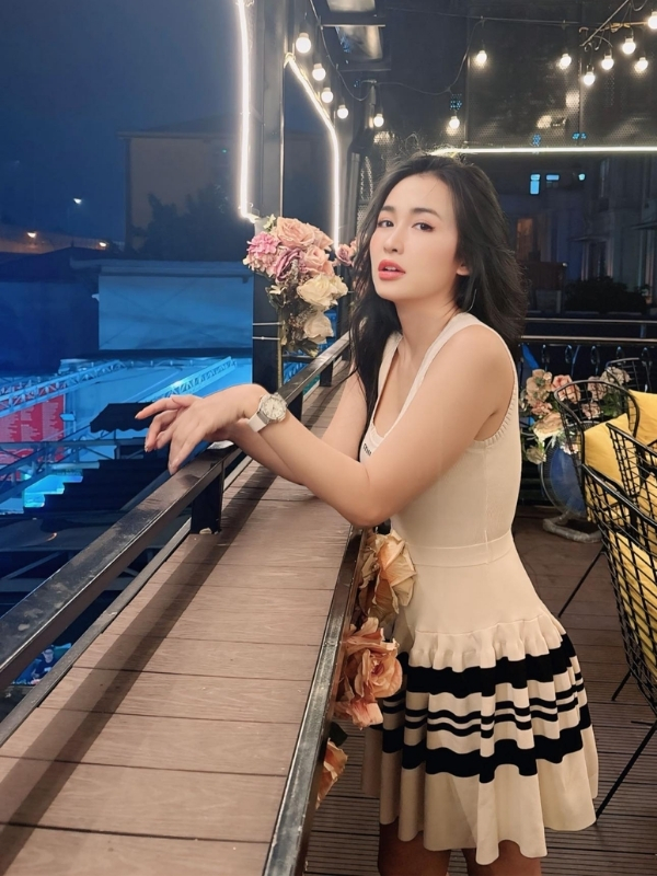 DJ Trang Moon duyên dáng trong khung cảnh cổ điển.
