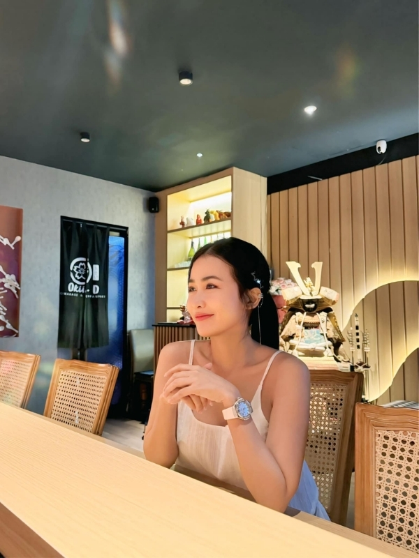 DJ Trang Moon thả dáng tại không gian sang trọng.