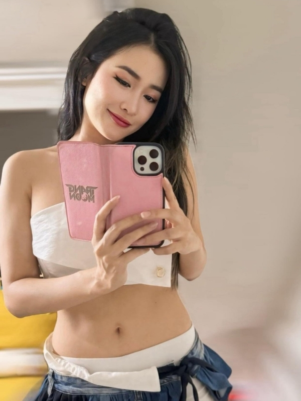 Tự tin, quyến rũ với phong cách hiện đại trẻ trung.