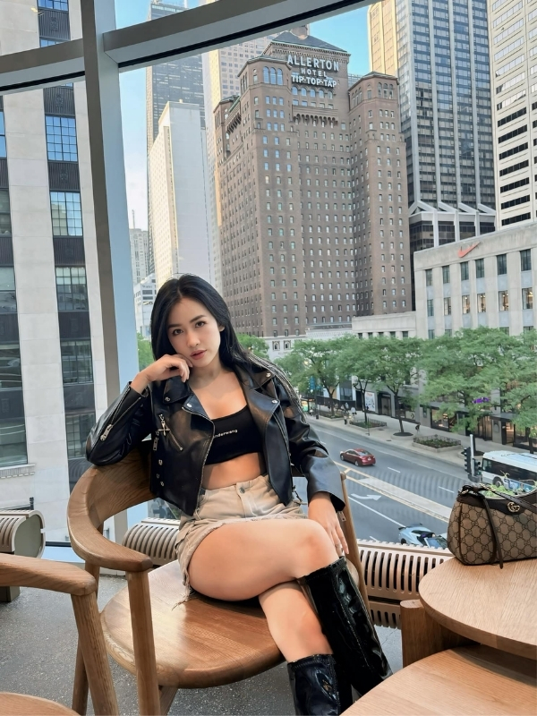 DJ Trang Moon nổi bật với vẻ đẹp cuốn hút nơi phố thị.