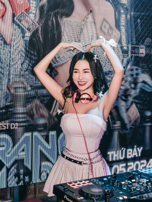 DJ Trang Moon nổi bật cùng sân khấu rực rỡ.