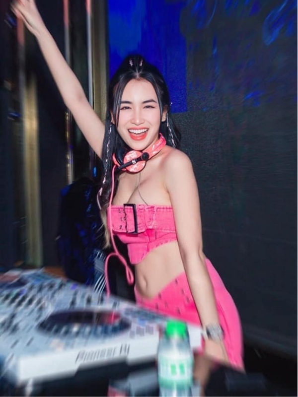 Trang Moon diện váy đỏ gợi cảm khi biểu diễn.