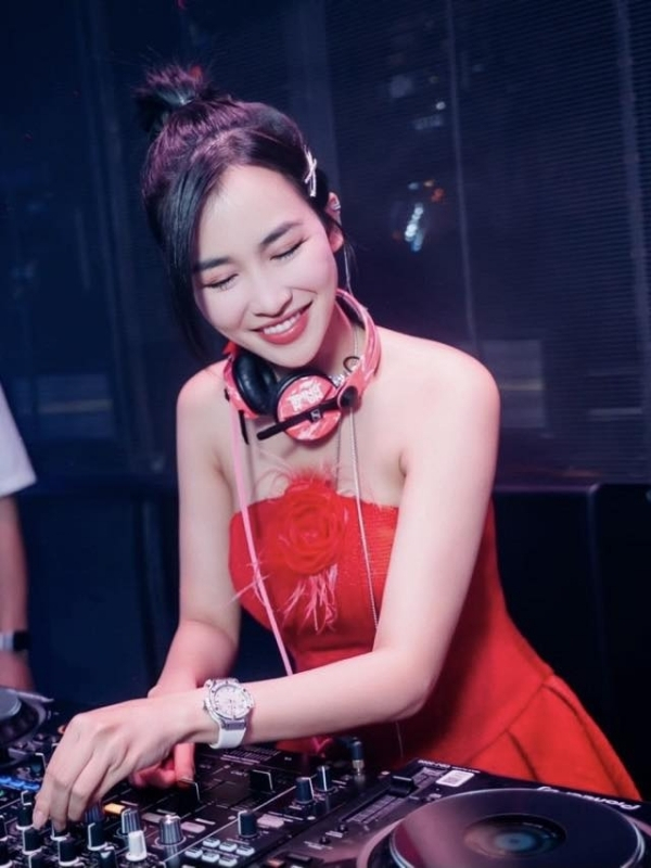 DJ Trang Moon tập trung trong từng nhịp nhạc.