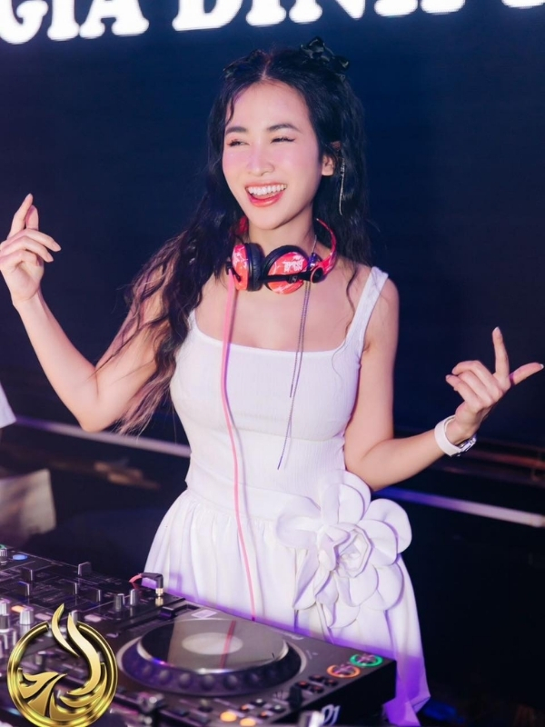 DJ Trang Moon duyên dáng trong chiếc váy trắng.
