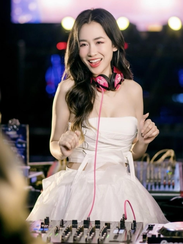 Nụ cười xinh đẹp của DJ Trang Moon thu hút mọi ánh nhìn.