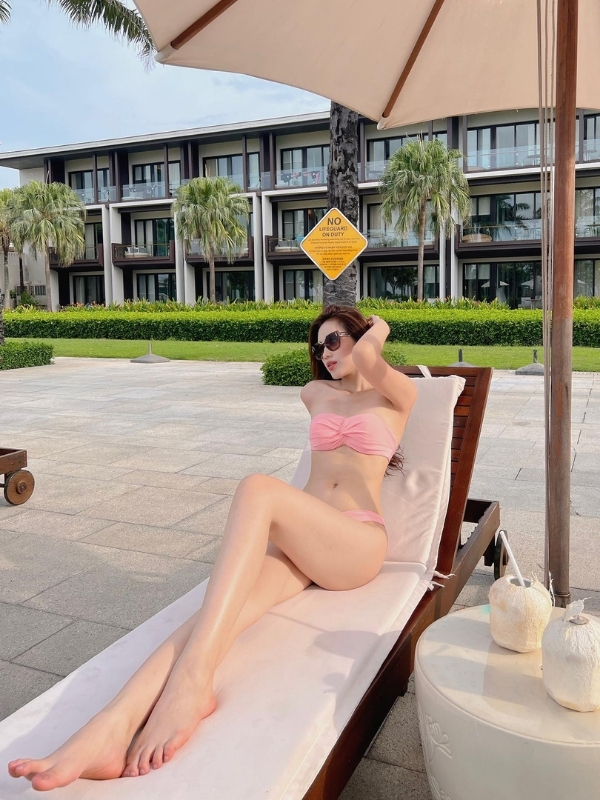 Bikini hồng giúp nàng hậu nổi bật đầy tự tin