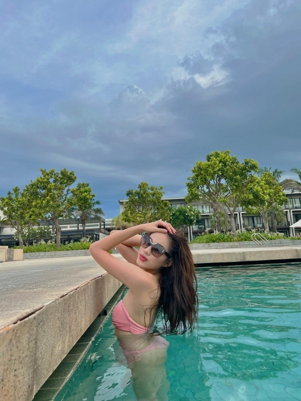 Bikini hồng tươi trẻ tôn lên vẻ đẹp rạng ngời