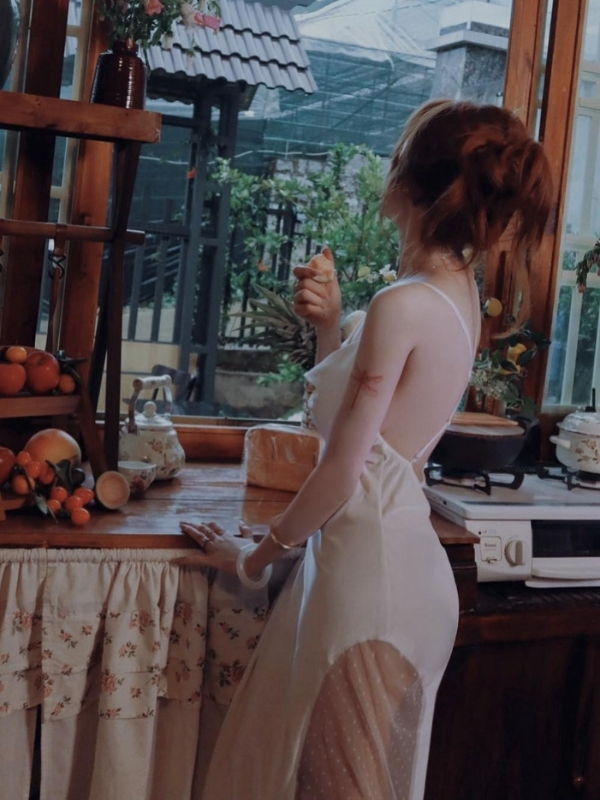 Elly sexy trong căn bếp cổ điển