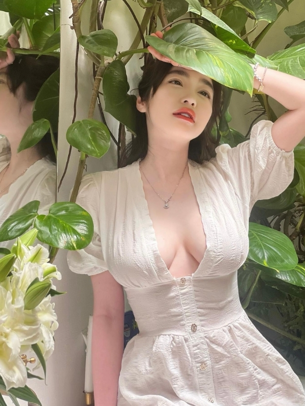 Ánh mắt Elly Trần thật khó rời