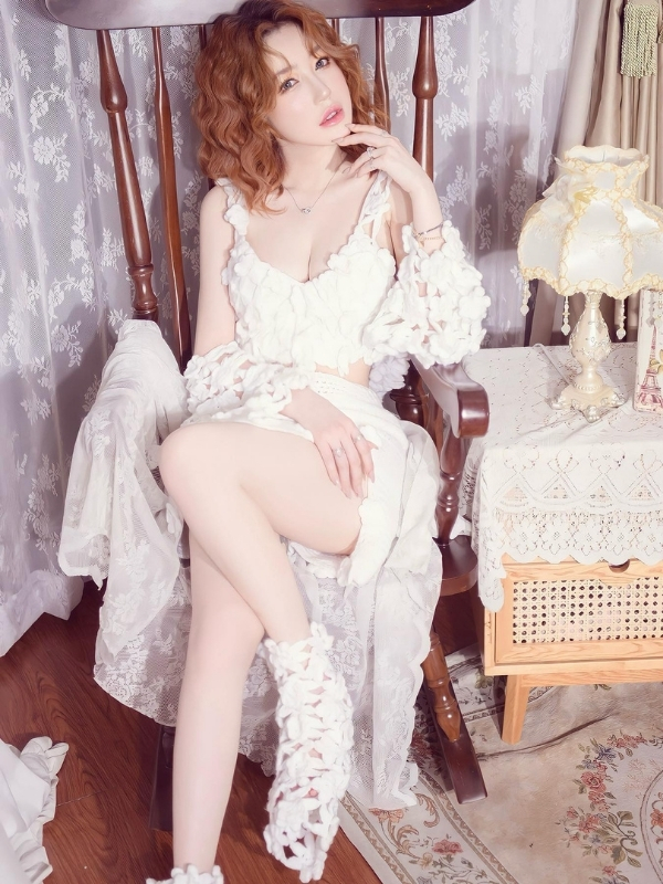 Váy trắng ôm sát đường cong đẹp