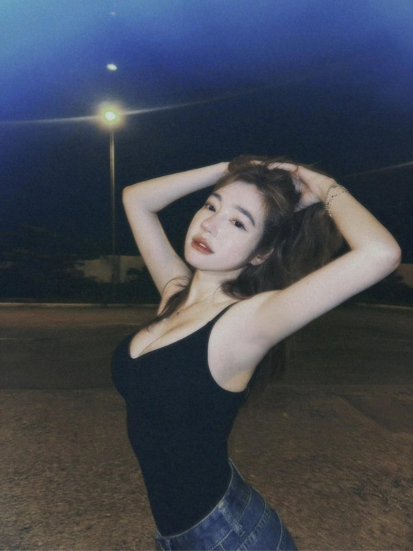 Vẻ đẹp Elly Trần trong đêm tối