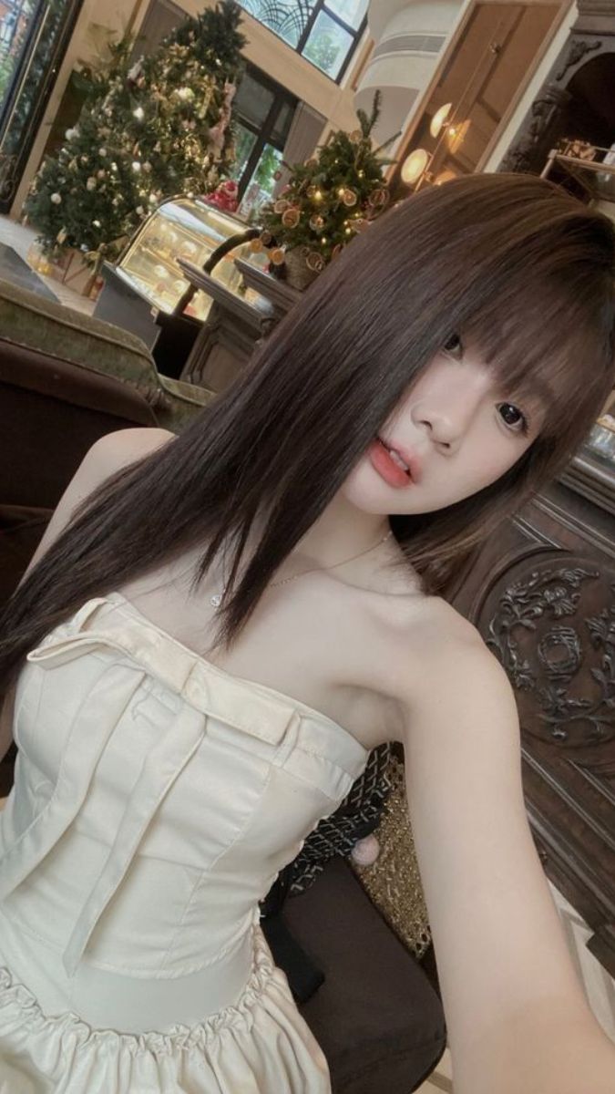 Em gái xinh khoe khoe làn da trắng nõn nà 