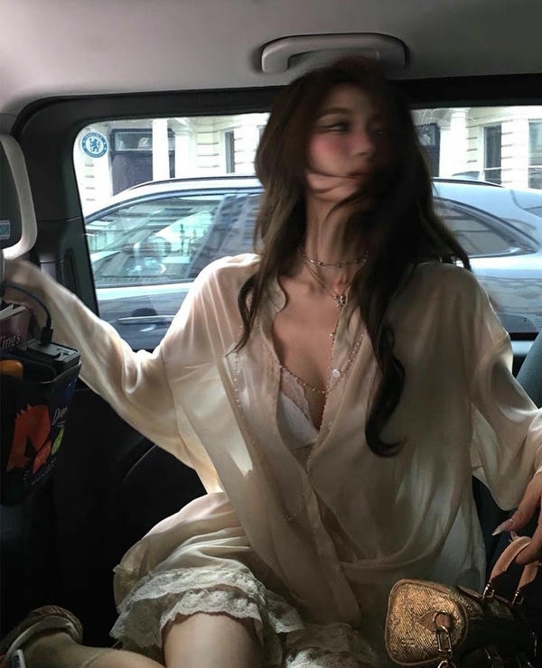 g&aacute;i chụp ảnh trong &ocirc; t&ocirc; sexy