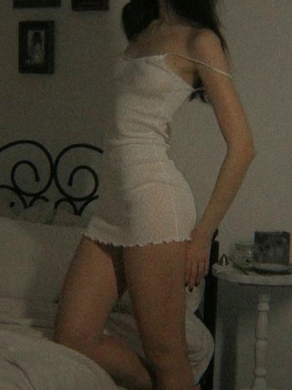 gái chụp dáng trong nhà nghỉ