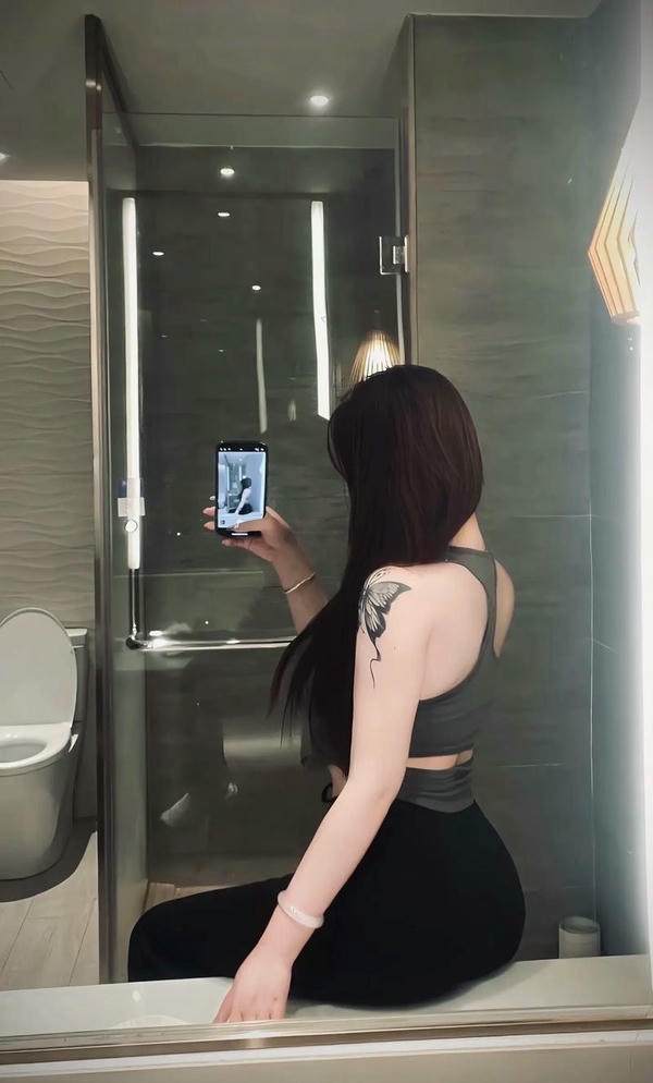 gái chụp từ phía sau