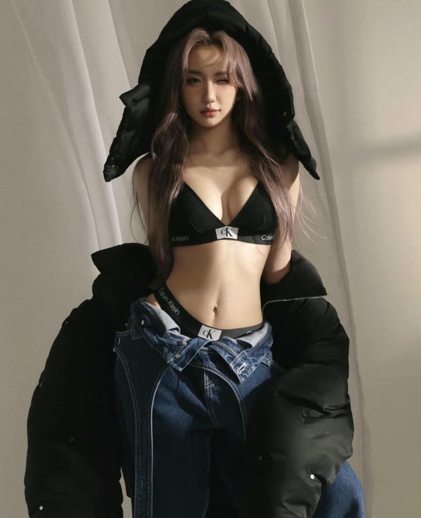 gái đẹp mặc bikini CK