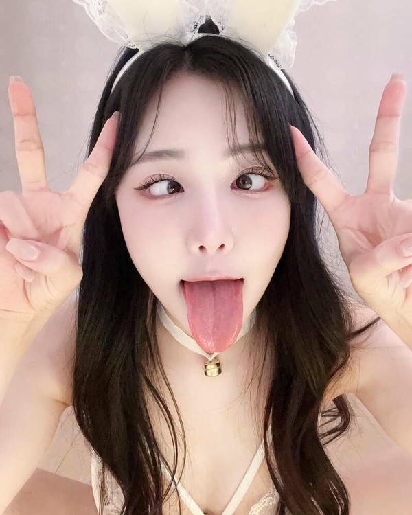 gái lè lưỡi trợn mắt