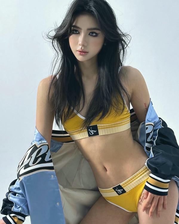 gái mặc bikini Calvin Klein