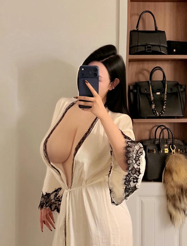 gái mặc đồ ngủ lụa sexy