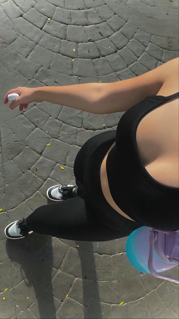 gái pose từ trên xuống