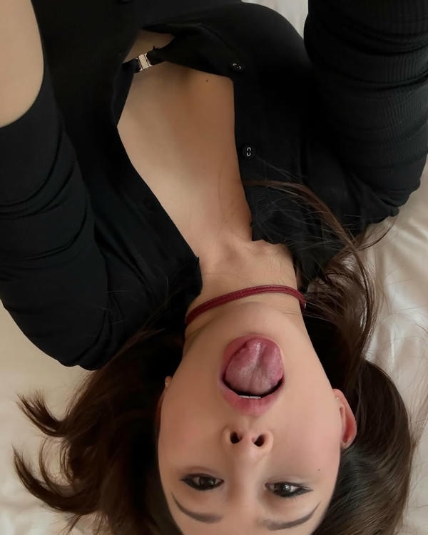 gái trợn mắt lè lưỡi phê