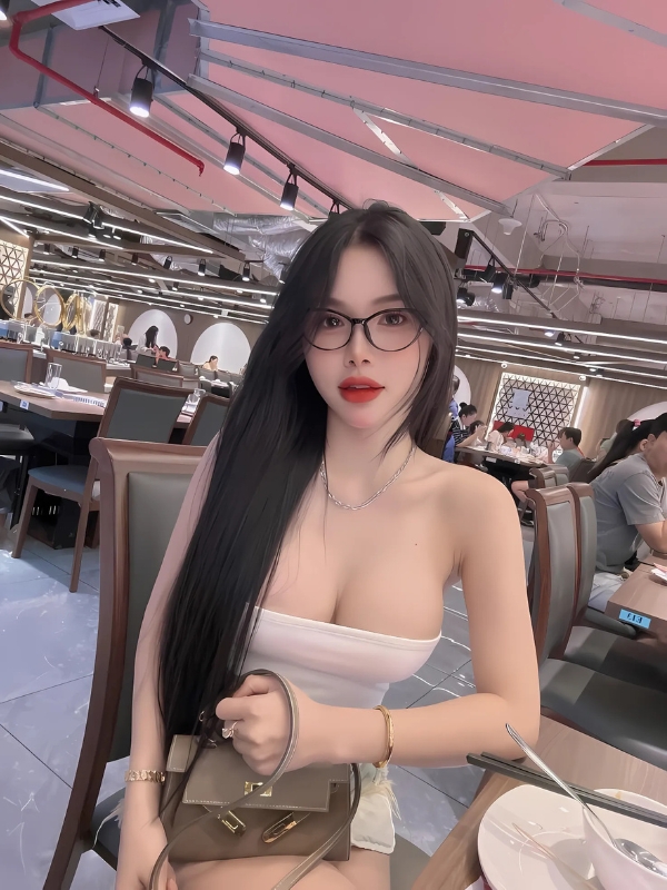 Gái vú to mặc áo trễ vai giữa quán cà phê