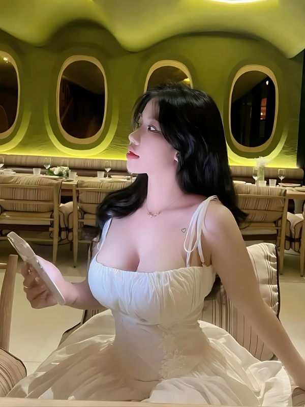 Gái vú to diện váy trắng nhẹ nhàng