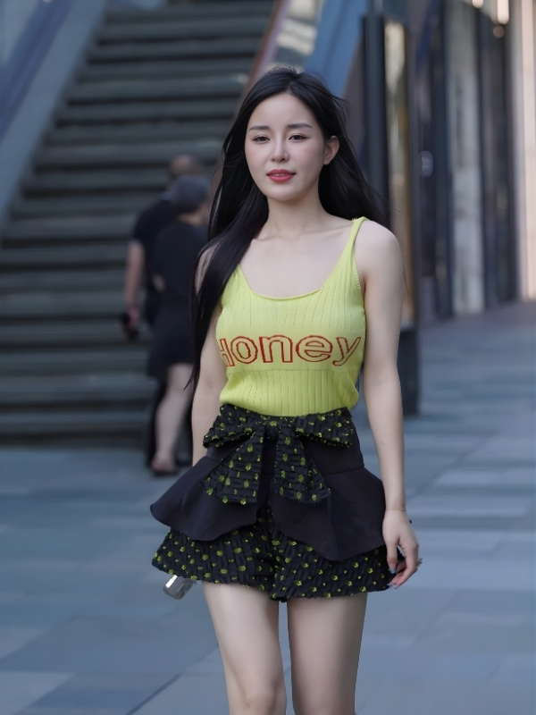 gái xinh TQ đường phố váy ngắn