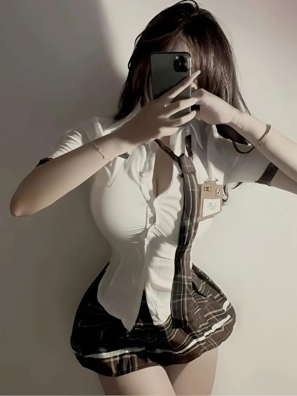 ảnh gái xinh che mặt bằng điện thoại