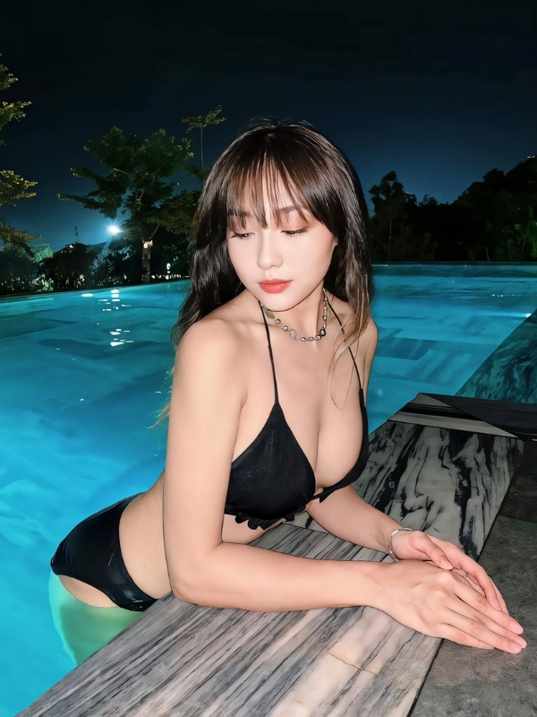 Gái xinh đi bơi tạo dáng bên hồ