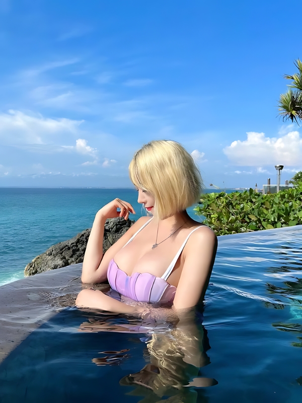 Gái xinh đi bơi thư giãn trong hồ sang