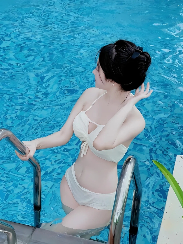 Gái xinh đi bơi diện bikini trắng