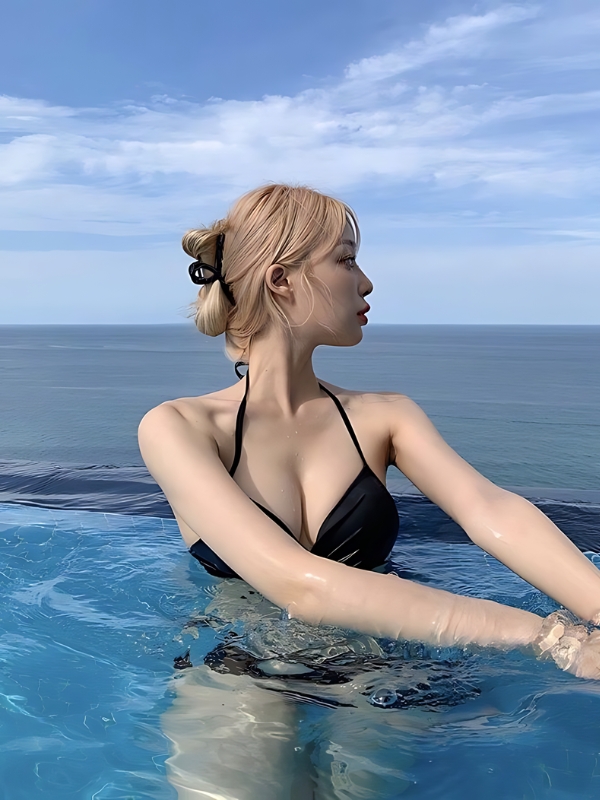 Gái xinh đi bơi nổi bật với bikini đen