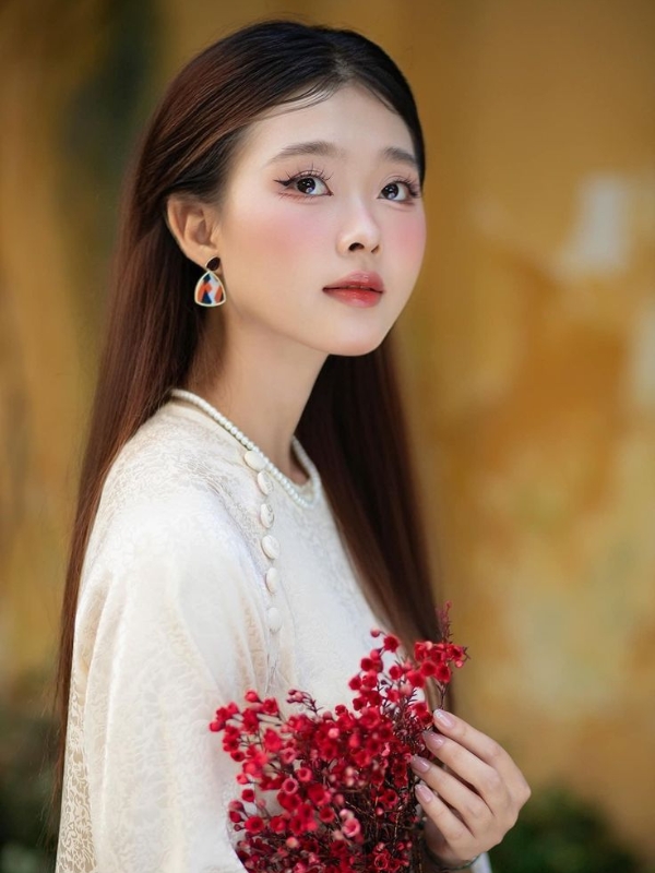 Gái xinh mặc áo dài cầm hoa mẫu đơn