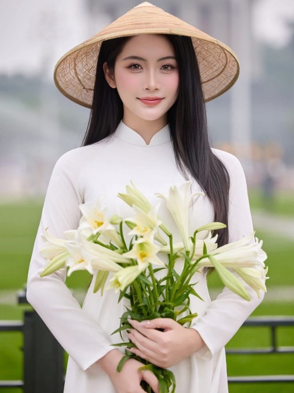 Gái xinh mặc áo dài trắng cầm loa kèn