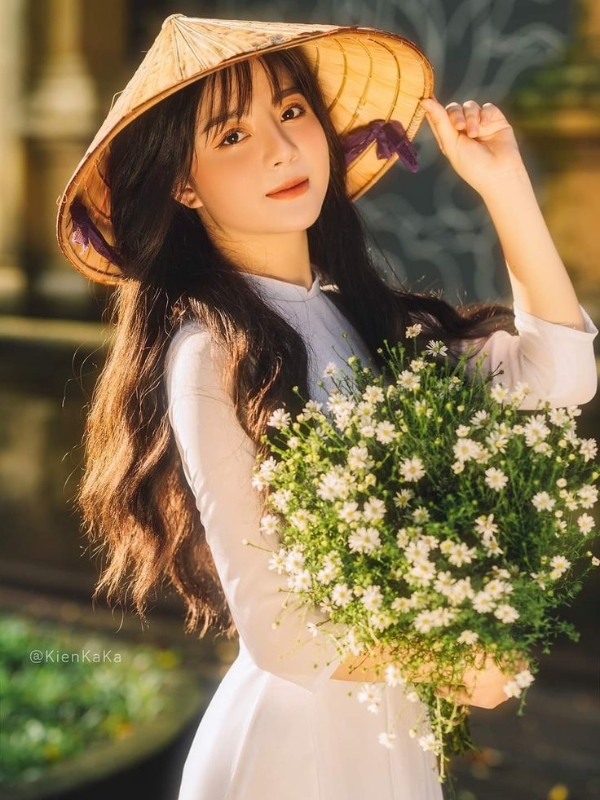 Gái xinh mặc áo dài trắng và hoa nhỏ