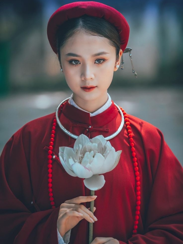 Gái xinh mặc áo dài đỏ cầm đài sen