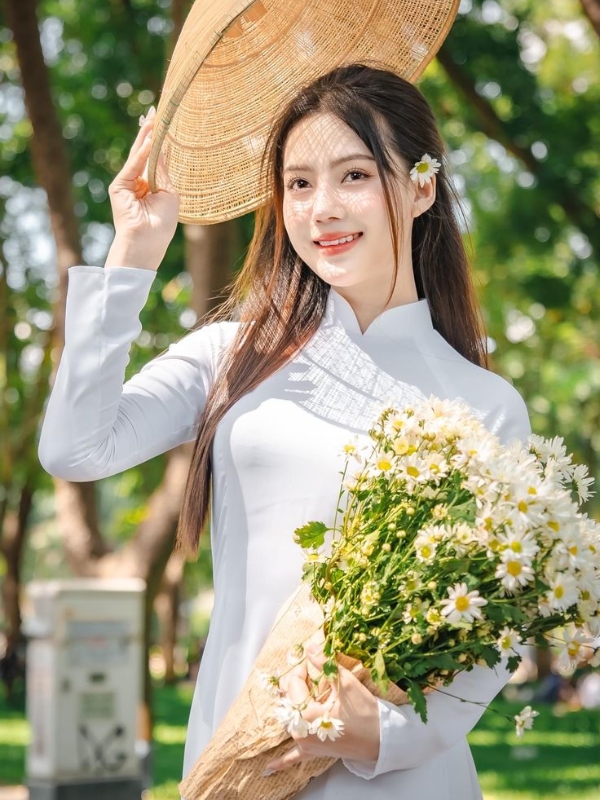 Gái xinh mặc áo dài trắng tươi cười