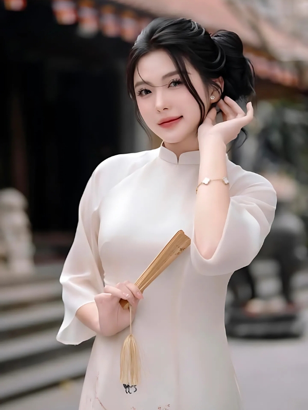 Gái xinh mặc áo dài trắng cầm quạt
