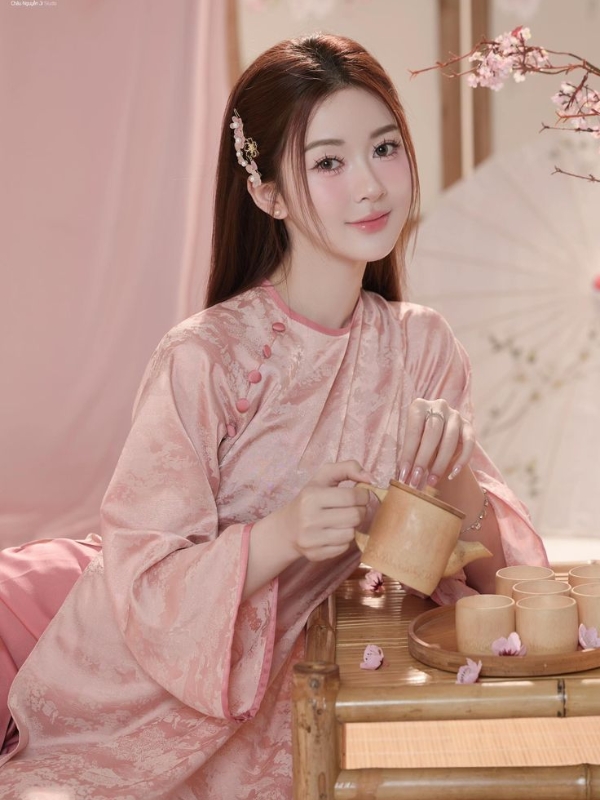 Gái xinh mặc áo dài thêu hoa nhẹ