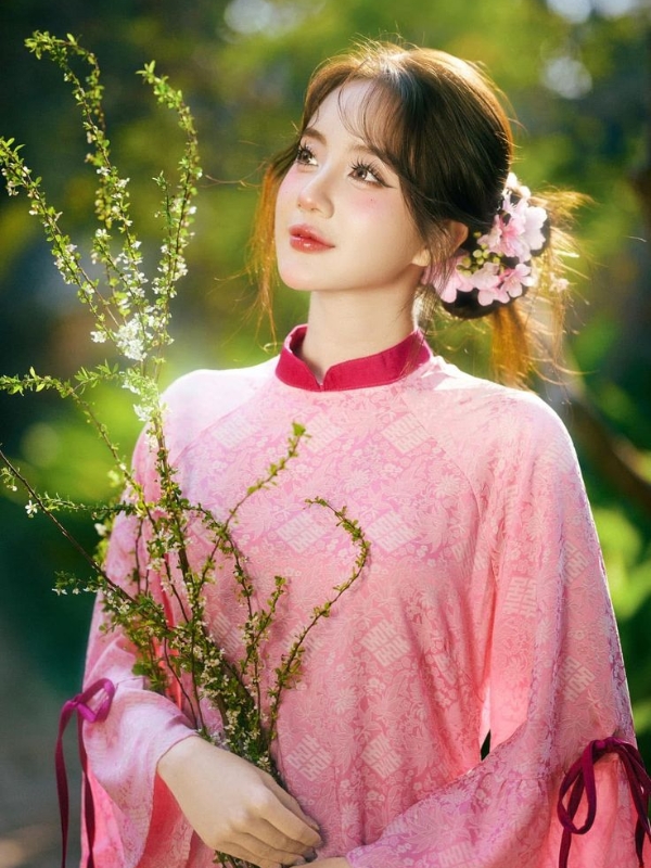 Gái xinh mặc áo dài hồng bên đào