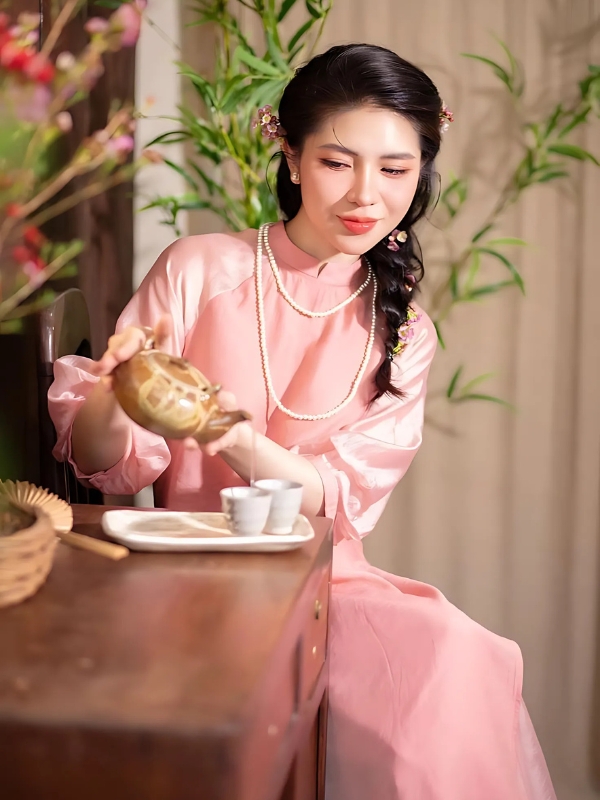 Gái xinh mặc áo dài hồng pha trà