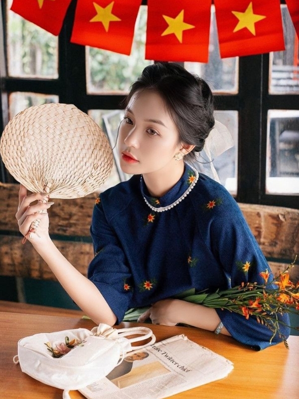 Gái xinh mặc áo dài cổ truyền thêu