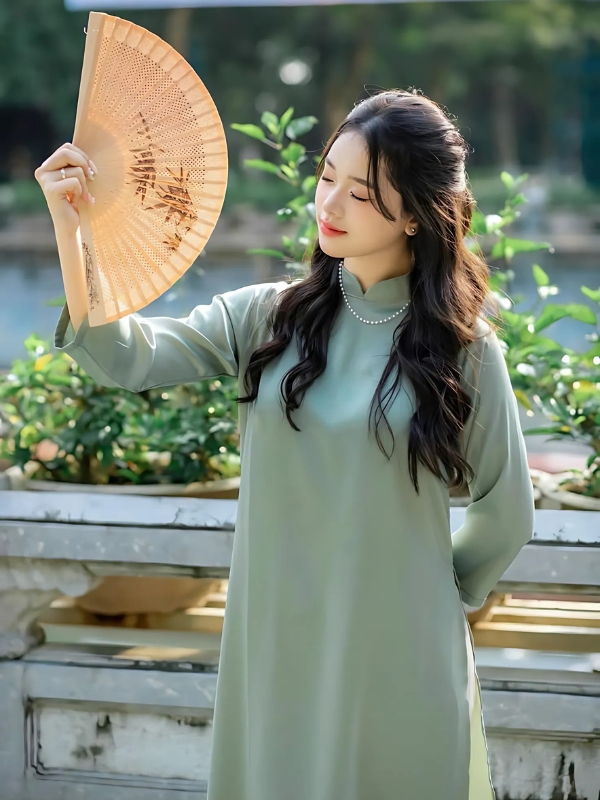 Gái xinh mặc áo dài xanh mát dịu
